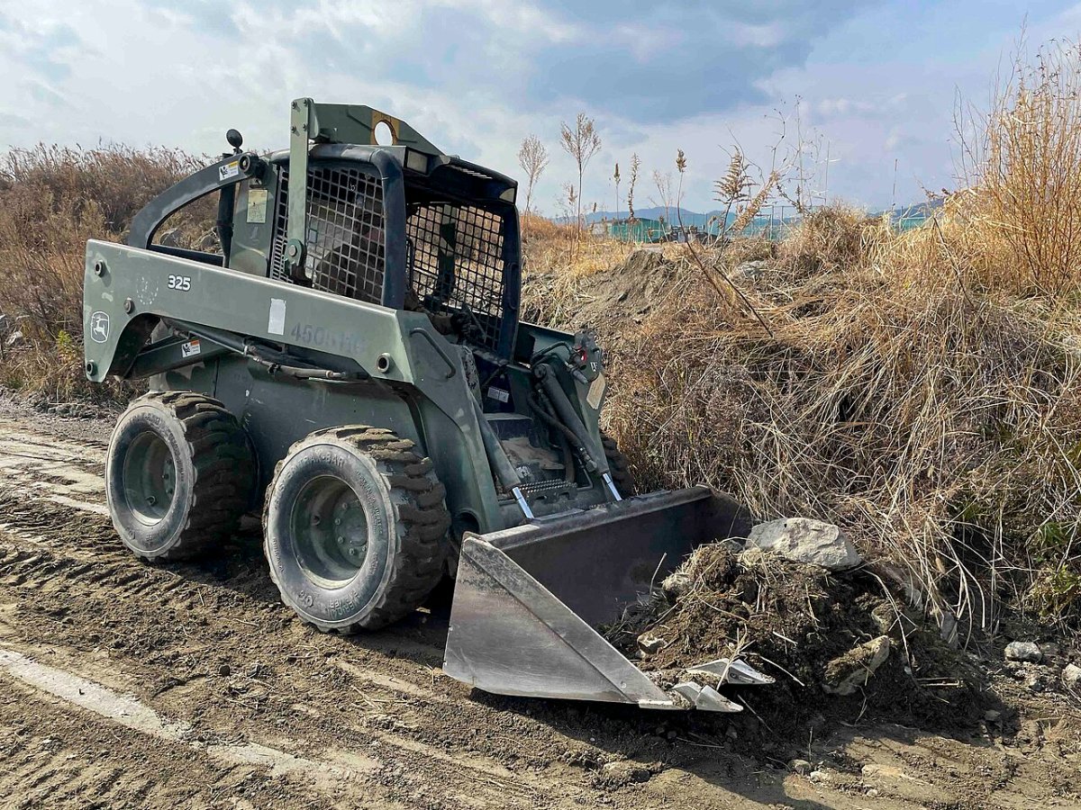 Arriendo de minicargador tipo bobcat en Santiago